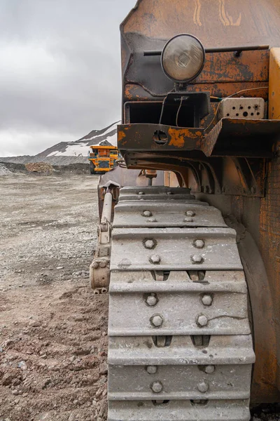 Potente excavadora de canteras y camión volquete gigat operando en la mina de apatita en la región de Murmansk . — Foto de Stock