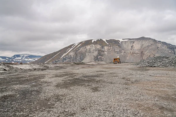 Camiones volquete Gigat están trabajando en la mina para la producción de apatita en la región de Murmansk llevando roca . — Foto de Stock