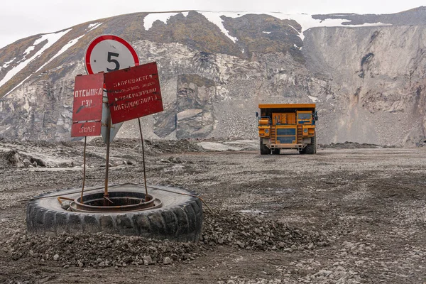 Camiones volquete Gigat están trabajando en la mina para la producción de apatita en la región de Murmansk llevando roca . — Foto de Stock