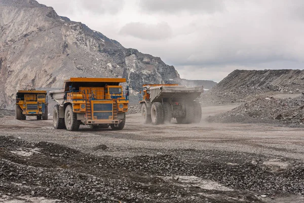 Camiones volquete Gigat están trabajando en la mina para la producción de apatita en la región de Murmansk llevando roca . —  Fotos de Stock