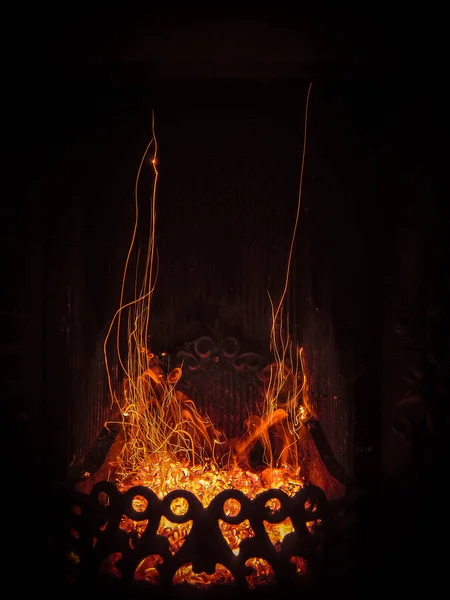Espetáculo fascinante da dança mágica bizarra de faíscas e fogo na lareira inserir . — Fotografia de Stock