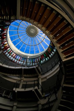 Cam küresel kubbe ile mavi gökyüzü alt görünümü