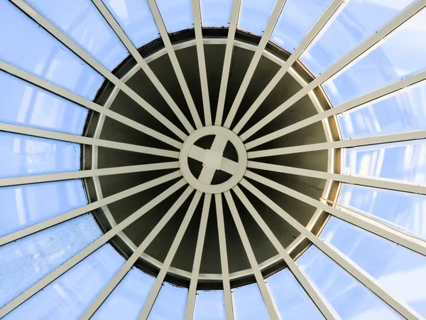 Vista inferior del cielo azul a través de una cúpula esférica de vidrio Imagen de archivo