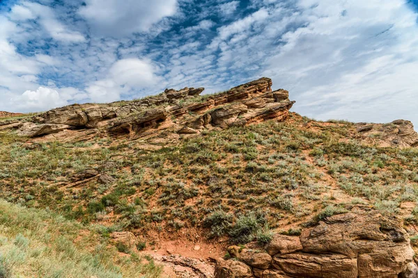 Vy över de pittoreska sandstens formationerna på berget Big Bogdo. — Stockfoto