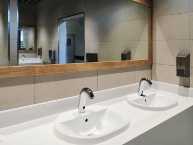 Umumi tuvaletlerde parlayan lavabolar ve aynalar