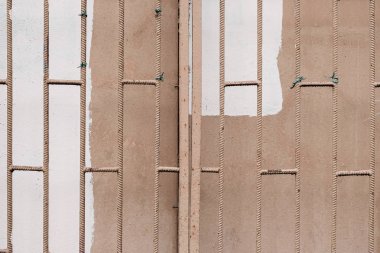 Eski kirli pencere cam beyaz ve soluk pembe renk yağlı boya ile boyanmış bir metal Rende ile kapalı. Grunge arka plan.