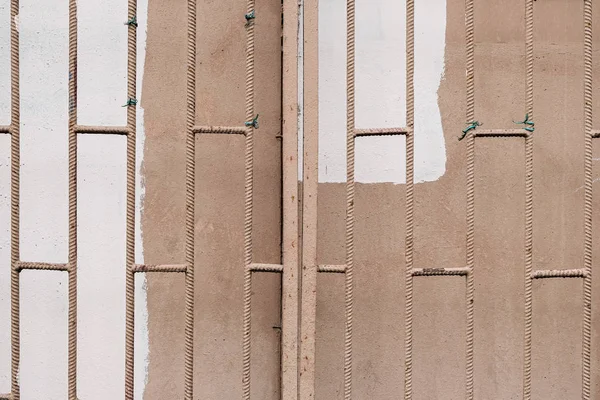 Eski kirli pencere cam beyaz ve soluk pembe renk yağlı boya ile boyanmış bir metal Rende ile kapalı. Grunge arka plan.