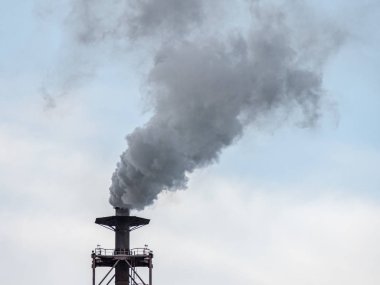 Atmosfere zararlı toksik emisyonlar yayan, gökyüzüne karşı endüstriyel boru.