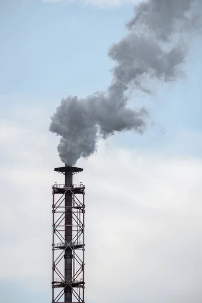 Tubo industrial contra el cielo, emitiendo emisiones tóxicas nocivas a la atmósfera . — Foto de Stock