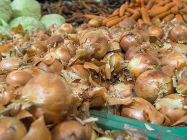 Ağırlık olarak çeşitli sebzeler ile büyük bir pazarda Sepetler. Soğan, lahana, havuç. Yemek pişirmek için bitkisel malzemeler.