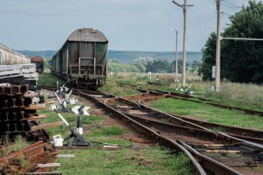 Tren yaz aylarında güneşli bir günde siding ayakta. Demiryolu yük vagonları ve farklı tip ve renk tankları.