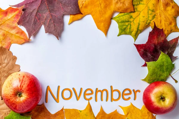 Осенний фон с двумя красными яблоками и листьями клена на белом фоне. Вид сверху с пространством для текста . — стоковое фото
