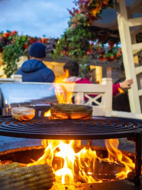 Izgarada mısır ve çörek, açık ateşte kızartılmış. Yemek pişirmek... 