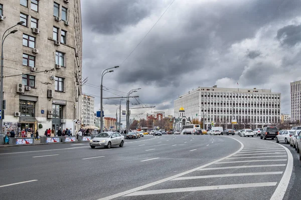 Moskova. - Rusya. 24 Ekim 2019: Kaluga Meydanı yakınlarındaki Moskova şehir merkezinde yoğun araba trafiği.
