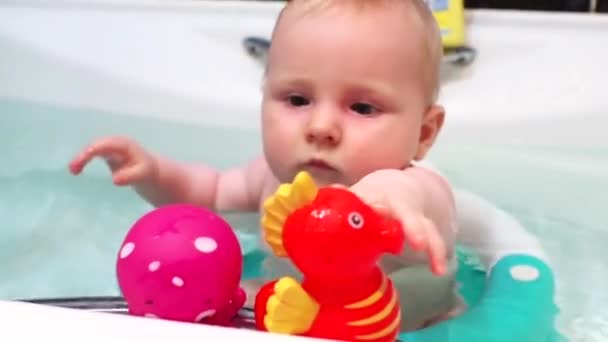 Menina Bebê Tomando Banho Banheira Uma Criança Senta Água Brinca — Vídeo de Stock