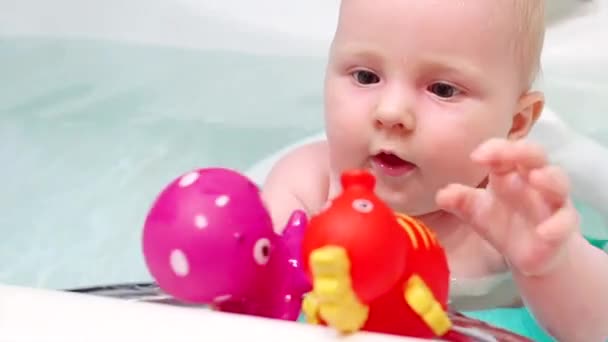 Niña Bañándose Bañera Niño Sienta Agua Juega Con Juguetes Goma — Vídeo de stock