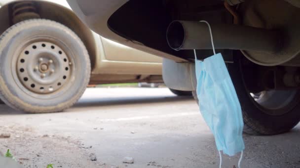 Una Maschera Medica Pende Sul Tubo Scarico Auto Concetto Inquinamento — Video Stock