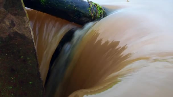 Sebuah Aliran Badai Air Berlumpur Dengan Tanah Liat Jatuh Dalam — Stok Video