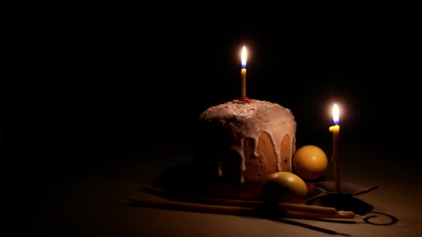 Gâteau Pâques Œufs Pâques Bougies Église Dans Obscurité Flamme Des — Video