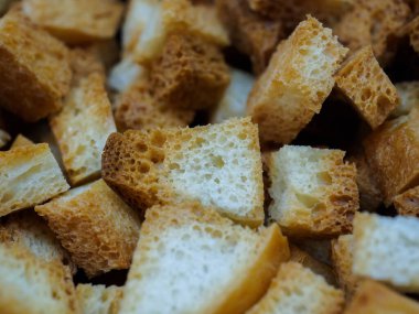 Kızarmış beyaz ekmek dilimlerine odaklan. Lezzetli kızarmış ekmekler. Soyut gıda arkaplanı.