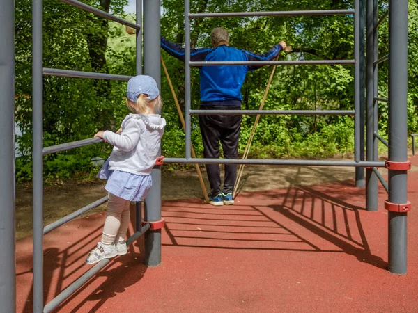 Niña subiendo una escalera en un campo de deportes. concepto de estilo de vida saludable . — Foto de Stock