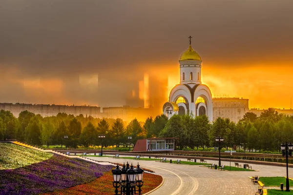 Рассвет над парком Победы на Поклонной горе в Москве летом . — стоковое фото