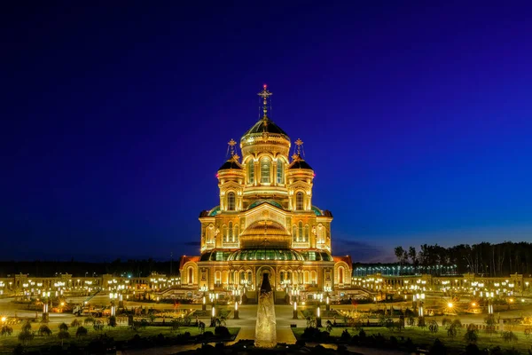 Ночной вид на главный православный храм Вооруженных Сил России после захода солнца. — стоковое фото