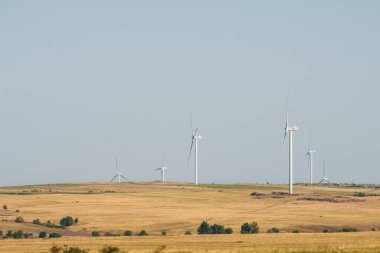 Kurak bir arazide rüzgâr türbinleri. Elektrik üretmenin alternatif bir yolu.
