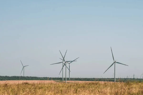 Turbinas eólicas en un paisaje árido. Una forma alternativa de generar electricidad — Foto de Stock