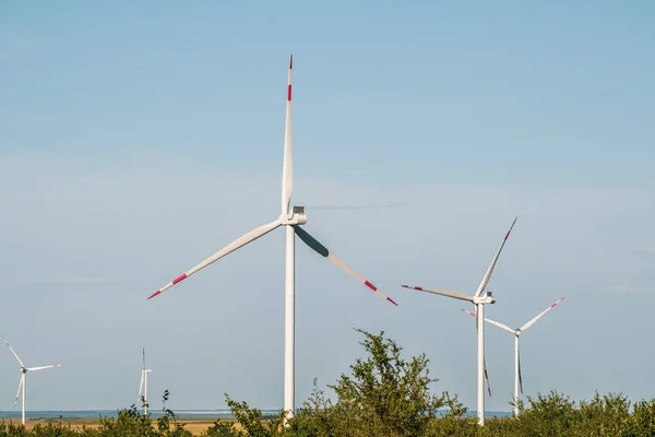 Turbinas eólicas en un paisaje árido. Una forma alternativa de generar electricidad — Foto de Stock