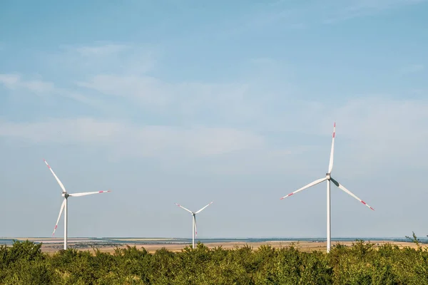 Turbinas eólicas en un paisaje árido. Una forma alternativa de generar electricidad — Foto de Stock