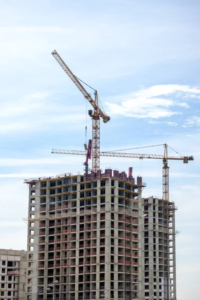 Moscow. Russia. September 06, 2020 View of the construction of a modern monolithic house against the background of the sky. Tower cranes in the construction of a high-rise apartment building — Stock Image Moscow. Russia. September 06, 2020 View of the construction of a modern monolithic house against the background of the sky. Tower cranes in the construction of a high-rise apartment building Stock Image