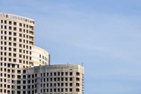 Vista de un moderno complejo de edificios monolíticos de hormigón inacabados contra el cielo. Concepto de desarrollo urbano global. Copiar espacio —  Fotos de Stock