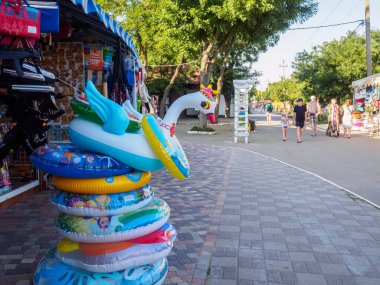 Yeysk. - Rusya. 14 Ağustos 2020 Şişirilebilir Yüzme Yüzmeleri üzerine Seçici Odaklanma. Krasnodar Bölgesi sahil beldesinde hediyelik eşya ve giysi satışı. Yaz güneşli bir gün