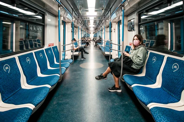 Moskou. Rusland. 29 augustus 2020 Het interieur van een half lege Moskouse metro. Passagiers met beschermende maskers. Noodzakelijke maatregelen ter bescherming tegen coronavirusinfectie — Stockfoto