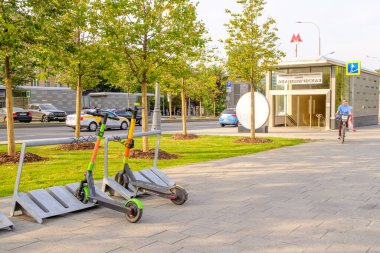 Moskova. - Rusya. 4 Eylül 2020. Elektrikli scooterlar güneşli bir yaz gününde şehrin metro çıkışında park edilir. Alternatif çevre dostu taşıma