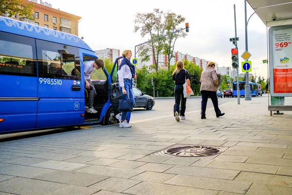 Moskau. Russland. 4. September 2020 Fahrgäste verlassen das blaue City-Minibus-Taxi an einer Haltestelle des öffentlichen Nahverkehrs. Modernes, bequemes Nahverkehrsnetz — Stockfoto