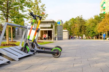 Moskova. - Rusya. 4 Eylül 2020. Elektrikli scooterlar güneşli bir yaz gününde şehrin metro çıkışında park edilir. Alternatif çevre dostu taşıma