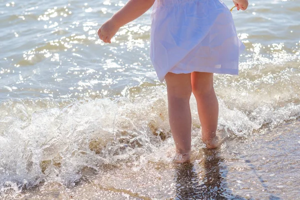 Bayi kaki close-up di pasir pantai laut. Air laut membasuh kaki. Masa kecil yang bahagia. Beristirahatlah di laut. Musim panas yang cerah. Salin ruang — Stok Foto