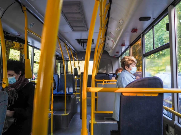 모스크바. 러시아. 2020 년 9 월 14 일: 도시 버스에 탑승 한 여성들. 승객들의 얼굴에는 보호용 마스크가 씌여 있다. 바이러스 감염을 예방하는 방법. 대중교통 수단에서의 사회적 거리 — 스톡 사진