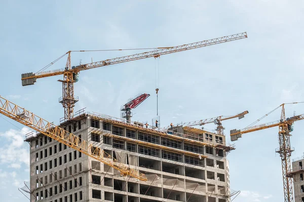 Moscow. Russia. September 06, 2020 View of the construction of a monolithic house against the background of the sky. A tower crane and uniformed workers assembling a reinforcing steel structure. — Stock Image Moscow Russia September 2020 View Construction Monolithic House Background Sky Royalty Free Stock Photos