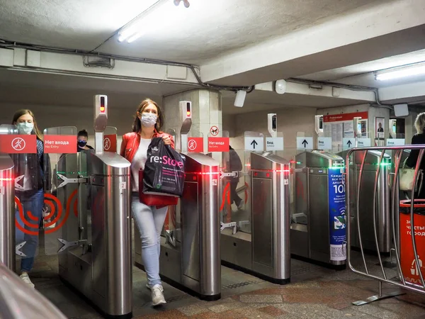 Moscovo Rússia Setembro 2020 Passageiros Passam Por Catracas Automáticas Estação — Fotografia de Stock