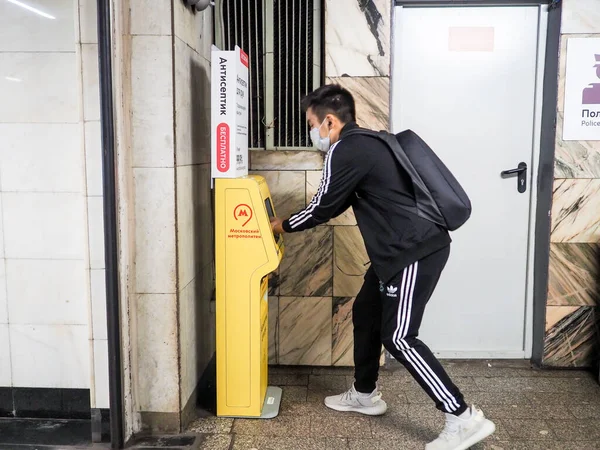 Moskau Russland September 2020 Eine Passagierin Behandelt Ihre Hände Einer — Stockfoto