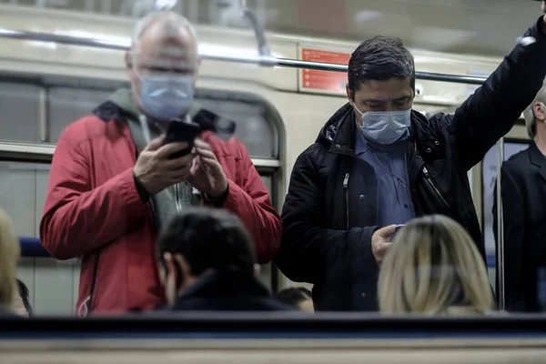 Mosca Russia Settembre 2020 Uomo Vagone Della Metropolitana Mano Uno — Foto Stock