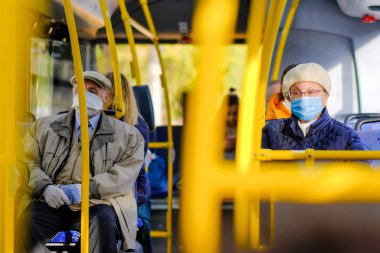 Moskova. - Rusya. 28 Eylül 2020 Bir şehir otobüsünün içindeki kadınlar. Yolcuların yüzlerinde koruyucu maskeler var. Virüs enfeksiyonuna karşı önlem. Toplu taşımacılıkta sosyal uzaklık.