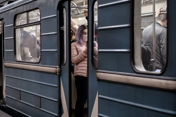モスクワだ ロシアだ 2020年9月28日 地下鉄の車の中で若い女性 乗客は顔に保護医療マスクを持っています ウイルス感染防止対策 公共交通機関の社会的距離 — ストック写真