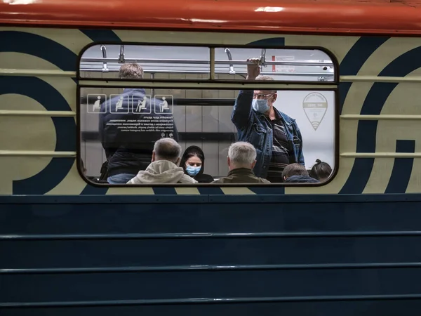 모스크바 러시아 2020 지하철을 승객의 얼굴에는 마스크가 바이러스 감염을 예방하는 — 스톡 사진
