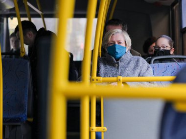 Moskova. - Rusya. 29 Eylül 2020 Bir şehir otobüsünün içindeki kadınlar. Yolcuların yüzlerinde koruyucu maskeler var. Virüs enfeksiyonuna karşı önlem. Koronavirüs salgınının ikinci dalgası..