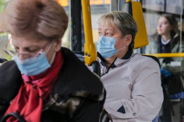 Moskova. - Rusya. 29 Eylül 2020 Bir şehir otobüsünün içindeki kadınlar. Yolcuların yüzlerinde koruyucu maskeler var. Virüs enfeksiyonuna karşı önlem. Koronavirüs salgınının ikinci dalgası..