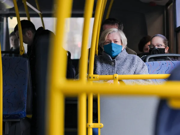 Moskova. - Rusya. 29 Eylül 2020 Bir şehir otobüsünün içindeki kadınlar. Yolcuların yüzlerinde koruyucu maskeler var. Virüs enfeksiyonuna karşı önlem. Koronavirüs salgınının ikinci dalgası..